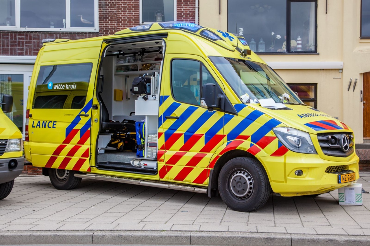 Ambulance Witte Kruis met open deur