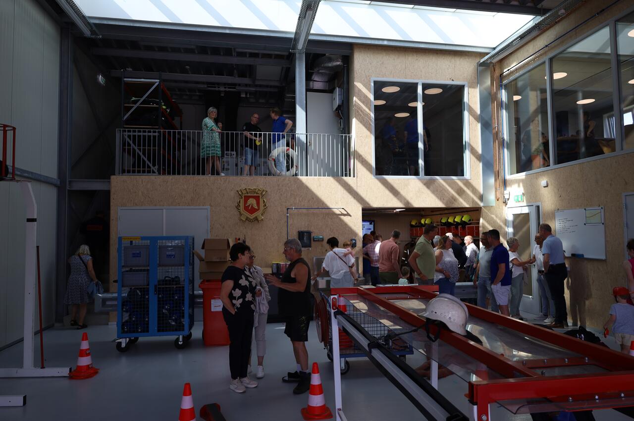 Bezoekers bekijken de brandweerpost van binnen