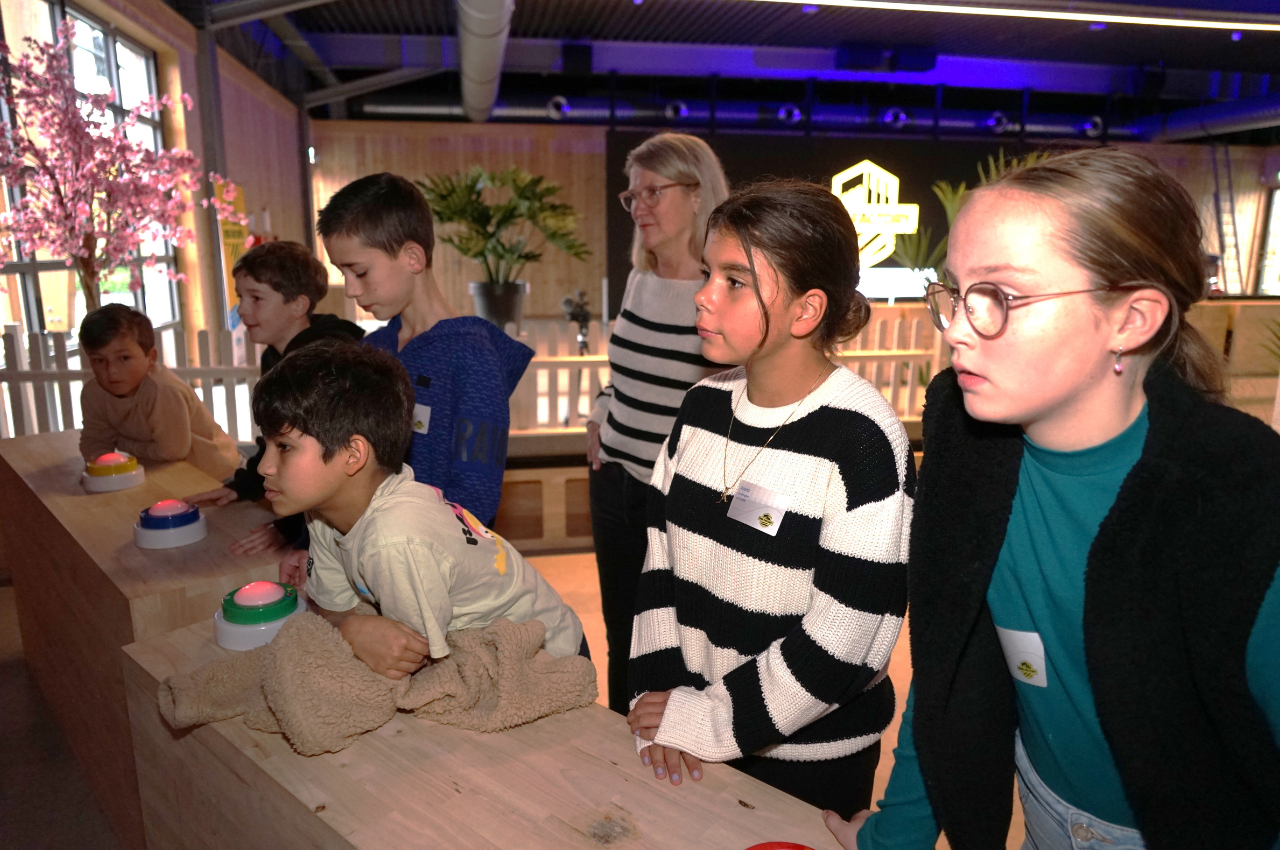 Kinderen leren met een quiz over gevaren in Zeeland