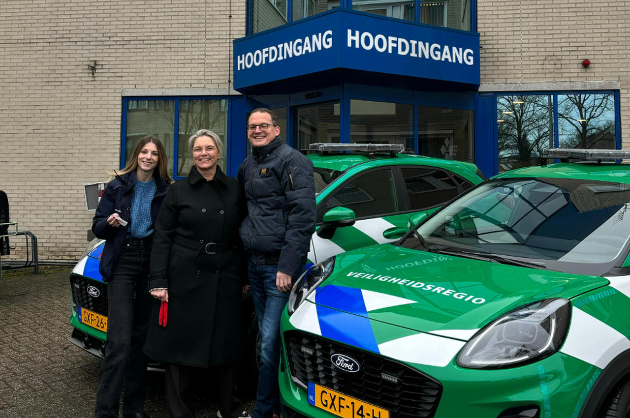 Medewerkers Veiligheidsregio Zeeland ontvangen de sleutels van de voertuigen crisisorganisatie