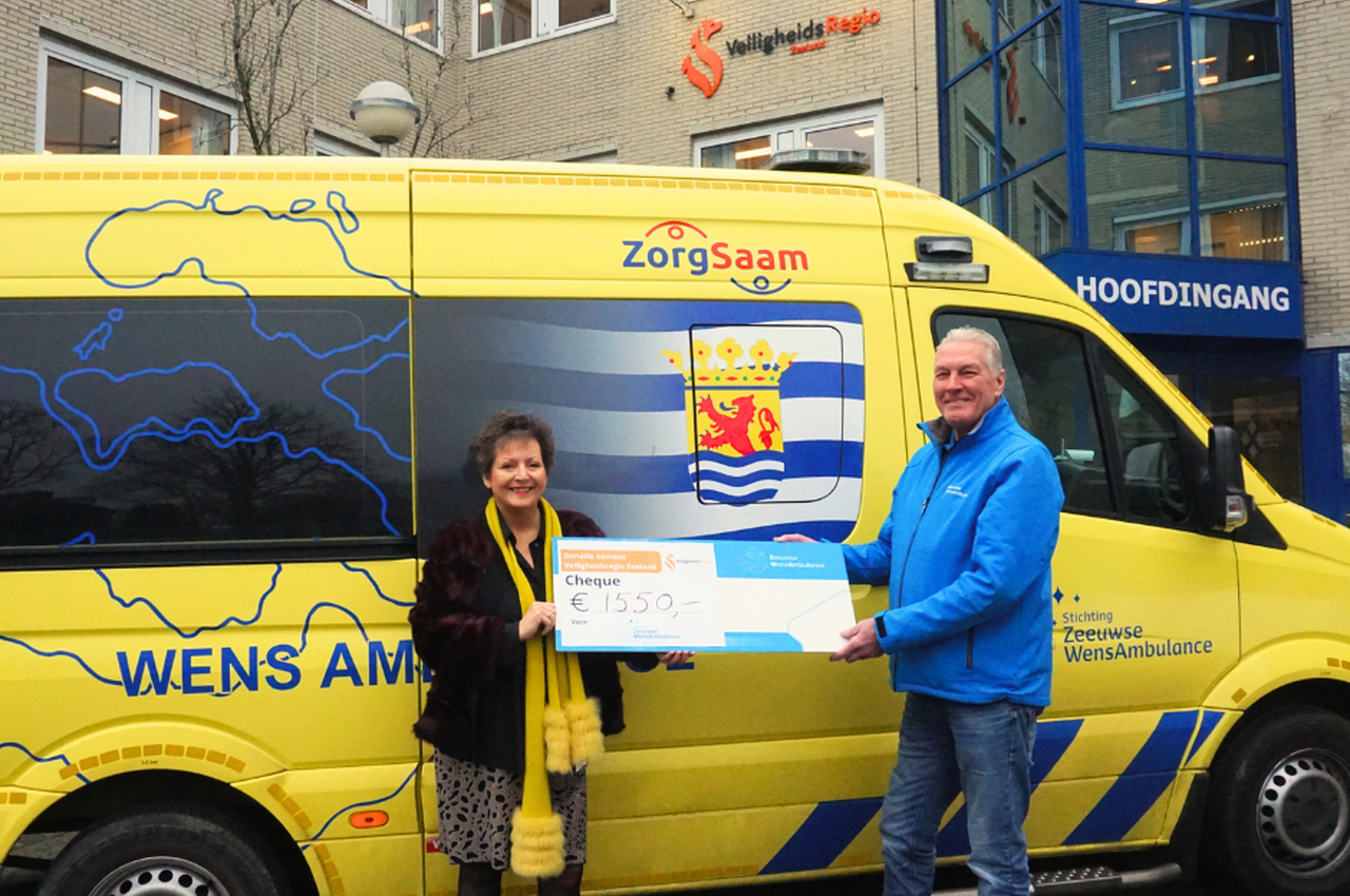 Donatie van Veiligheidsregio Zeeland aan stichting Zeeuwse WensAmbulance