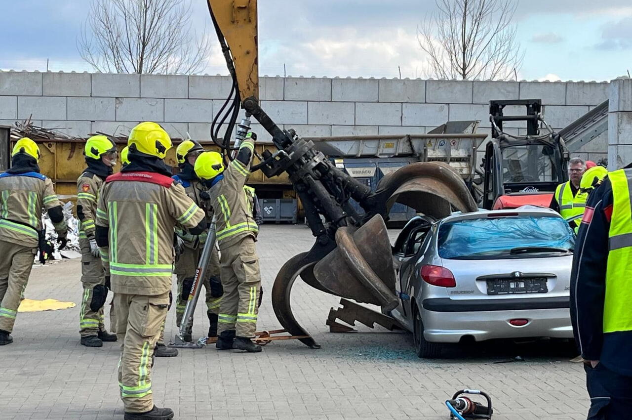 Vaardigheidstoets bij brandweer Rilland in Zeeland