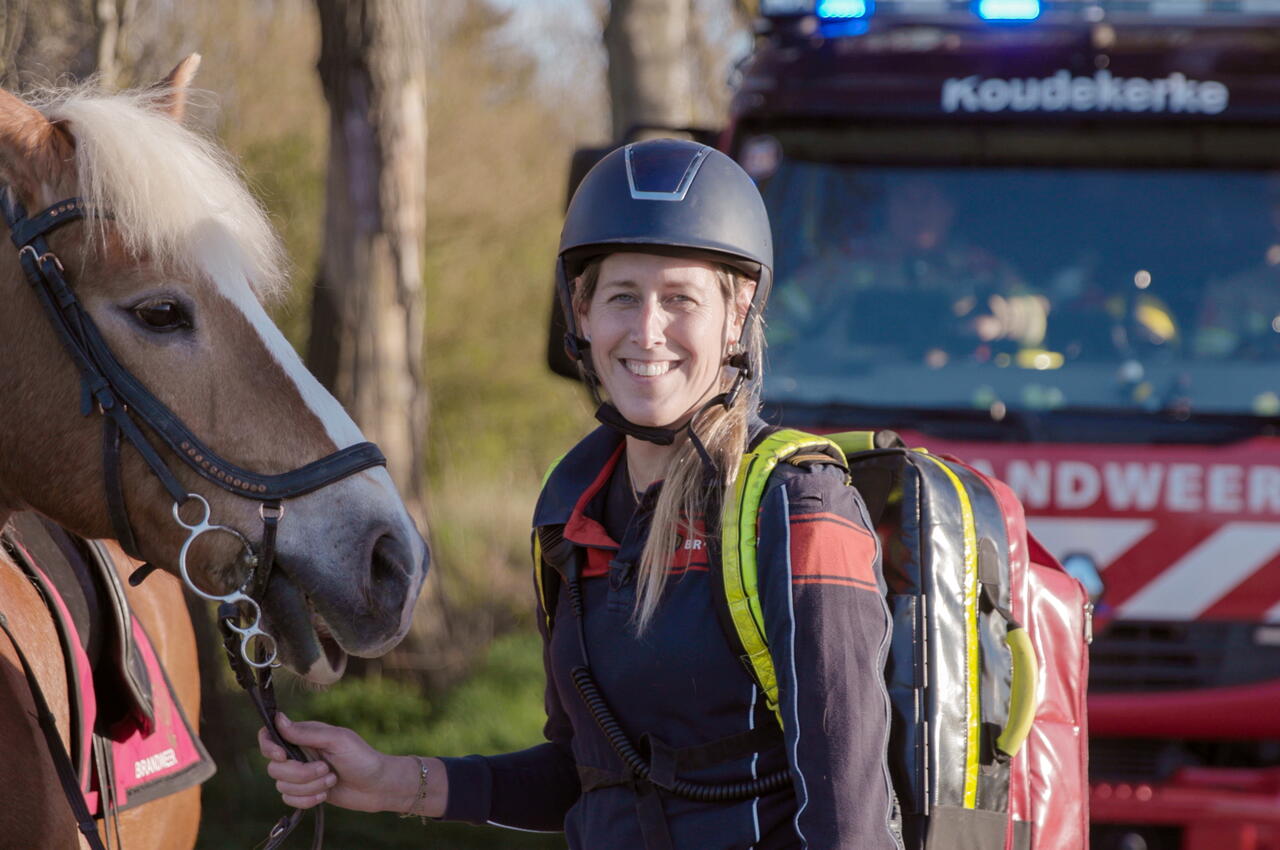 Neline met paard in Zeeland