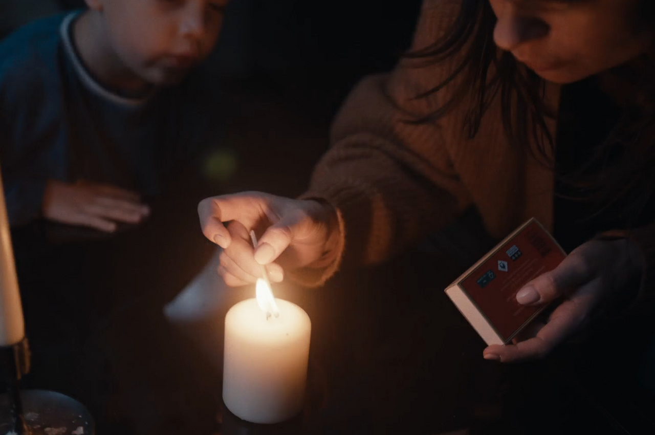 Black out Zeeland: vrouw steekt een kaars aan voor kind