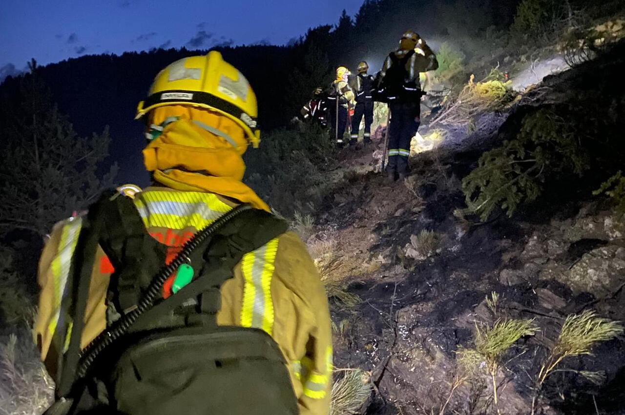 Brandweervrijwilligers verkennen natuurbrand in donker