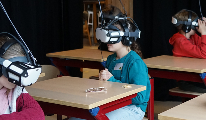 Kinderen met VR bril bij Risk Factory Zeeland