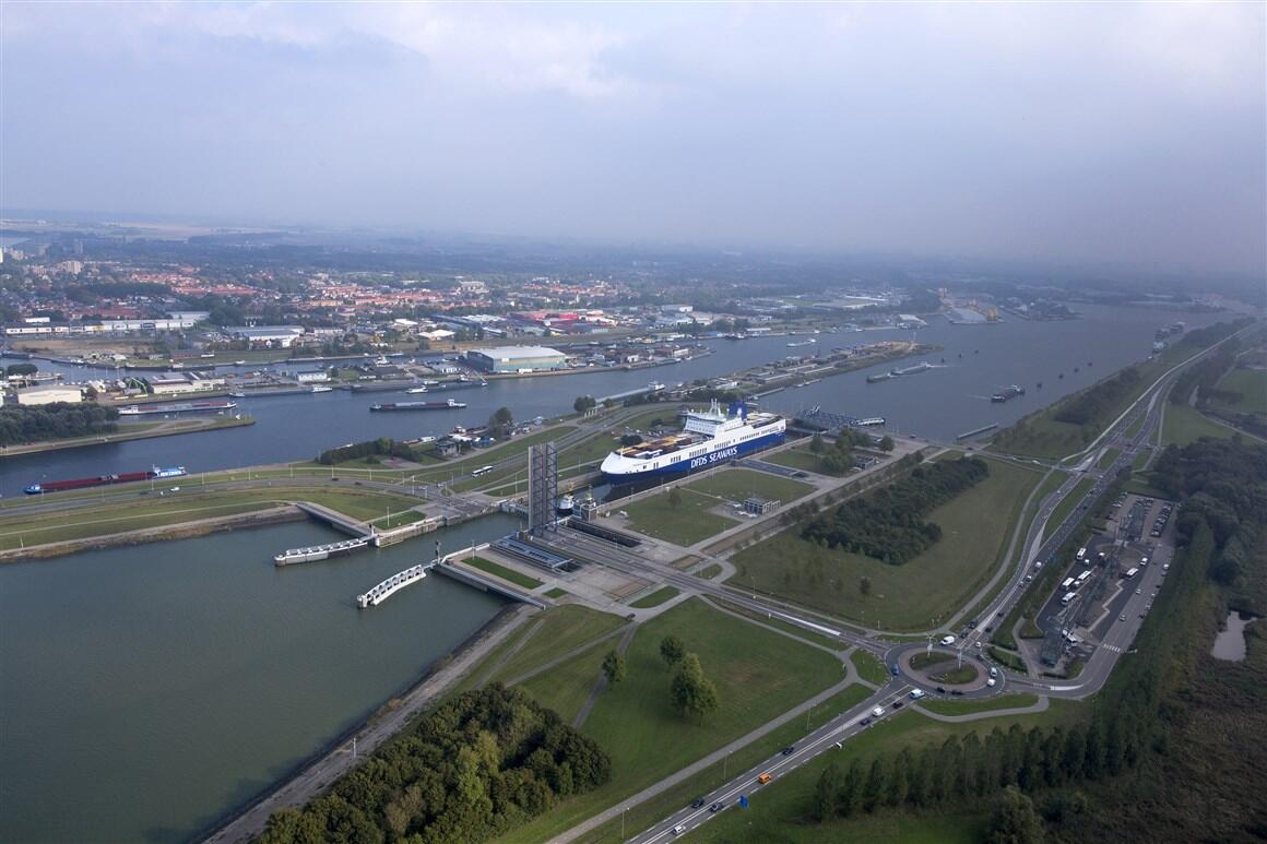 Zeeland van bovenaf met een groot schip en een sluis