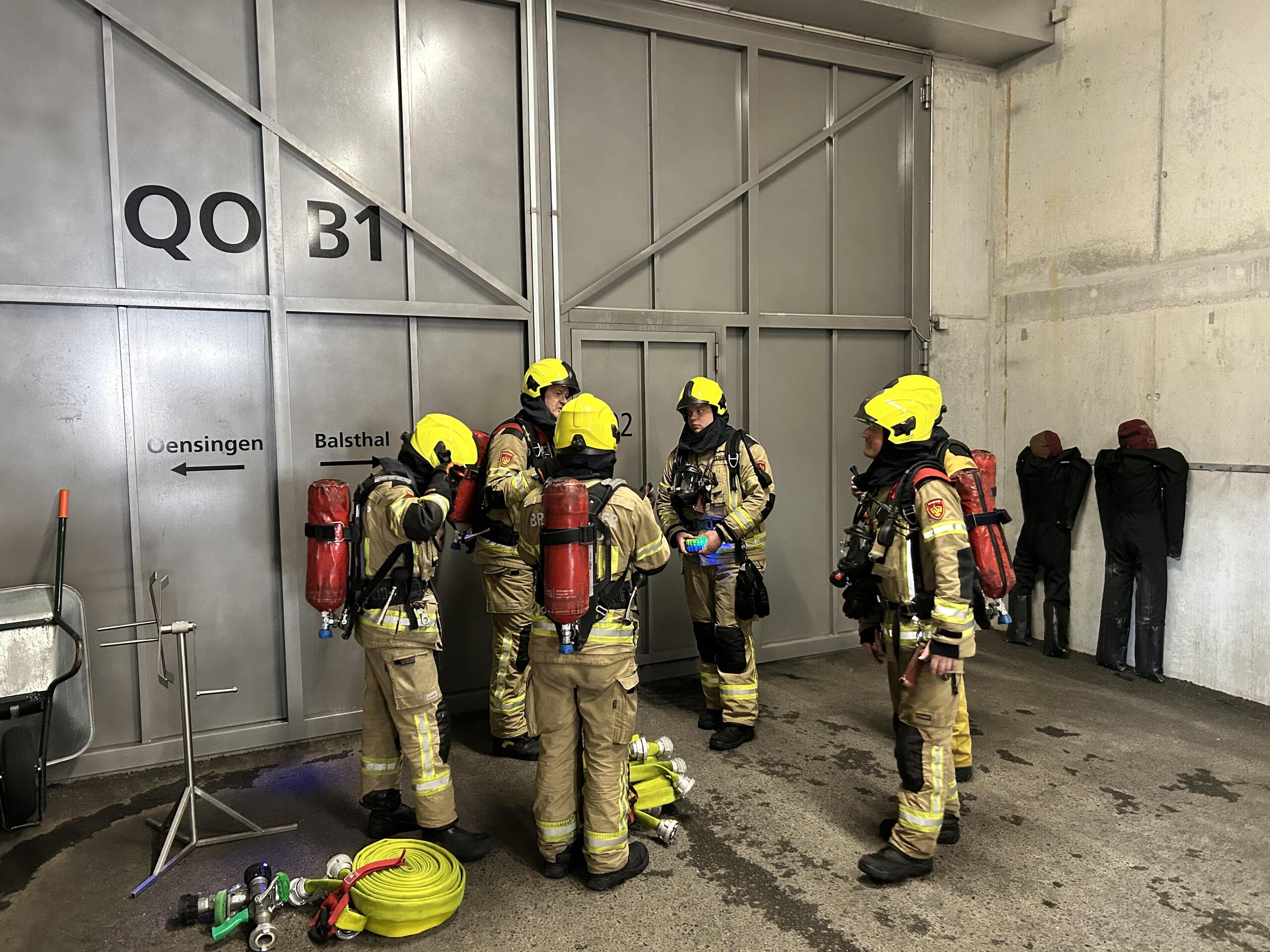 Brandweer Zeeland bij de ingang tunnel binnen