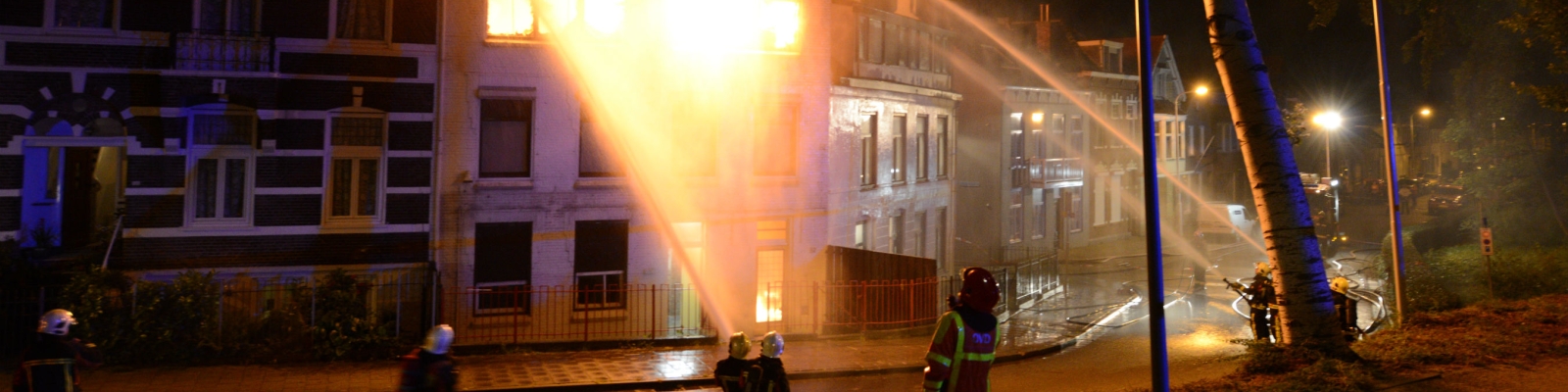 Brandweer bij woningbrand