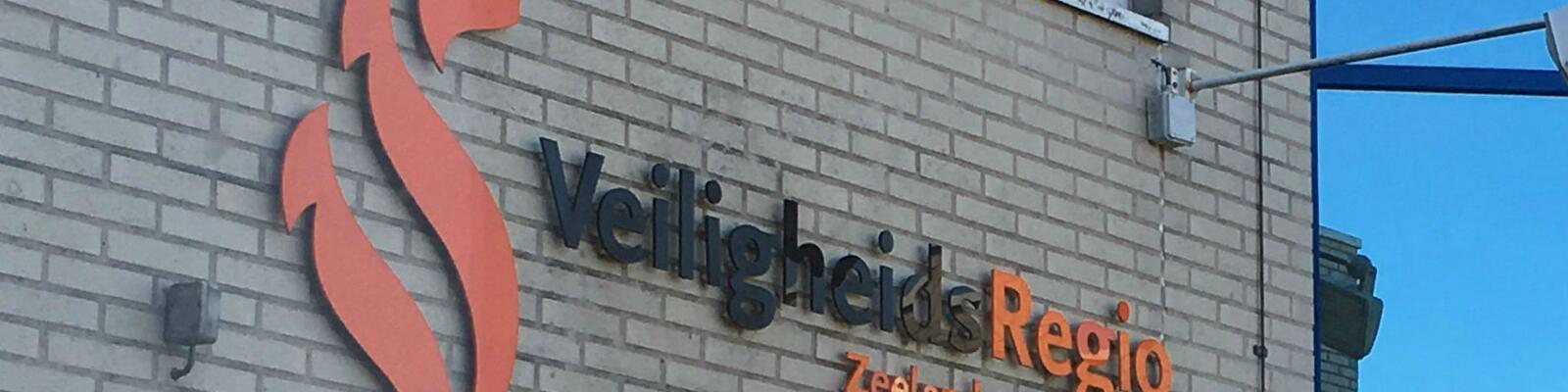 VRZ logo op pand