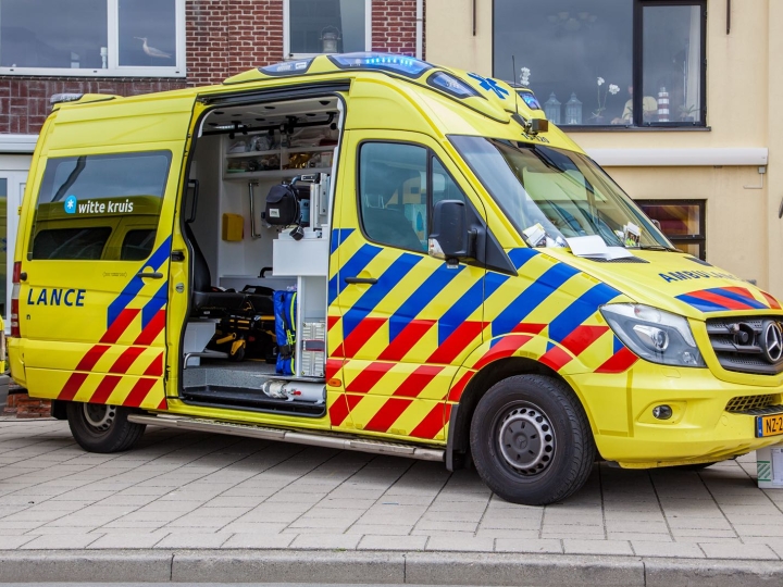 Ambulance Witte Kruis met open deur
