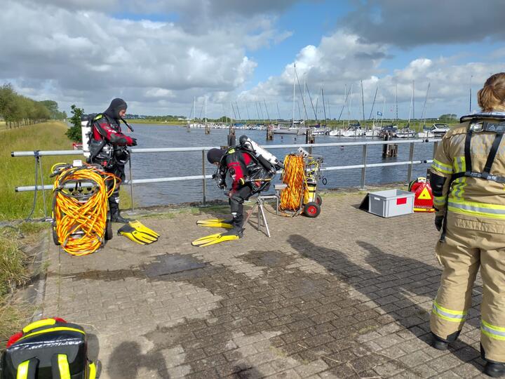 Duikers van brandweer Zeeland maken zich klaar