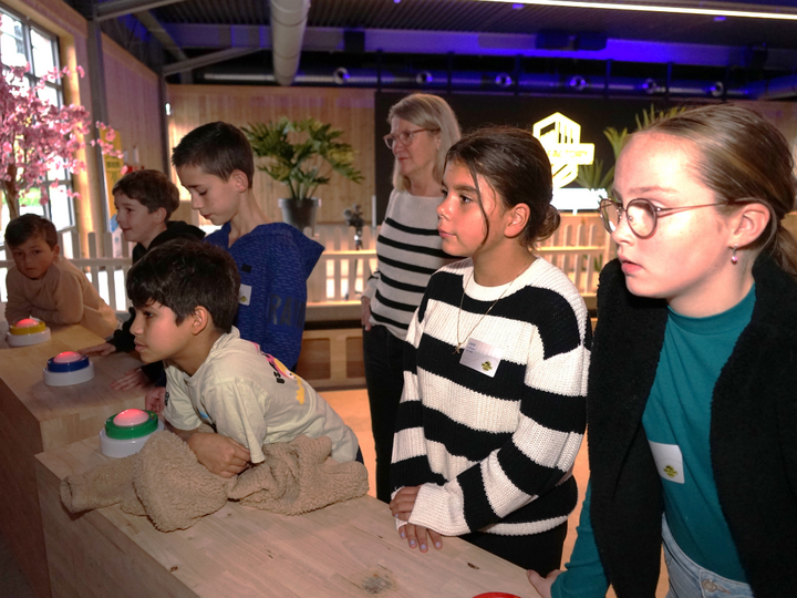 Kinderen leren met een quiz over gevaren in Zeeland