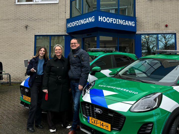 Medewerkers Veiligheidsregio Zeeland ontvangen de sleutels van de voertuigen crisisorganisatie