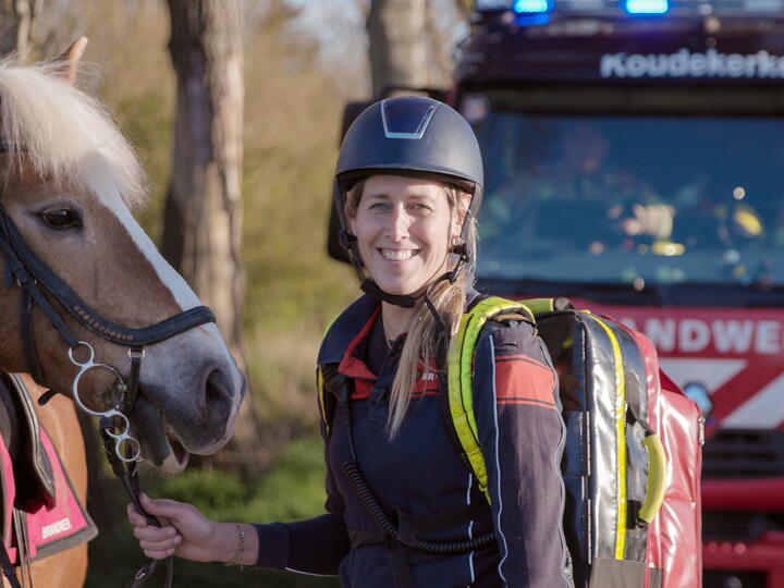 Neline met paard in Zeeland