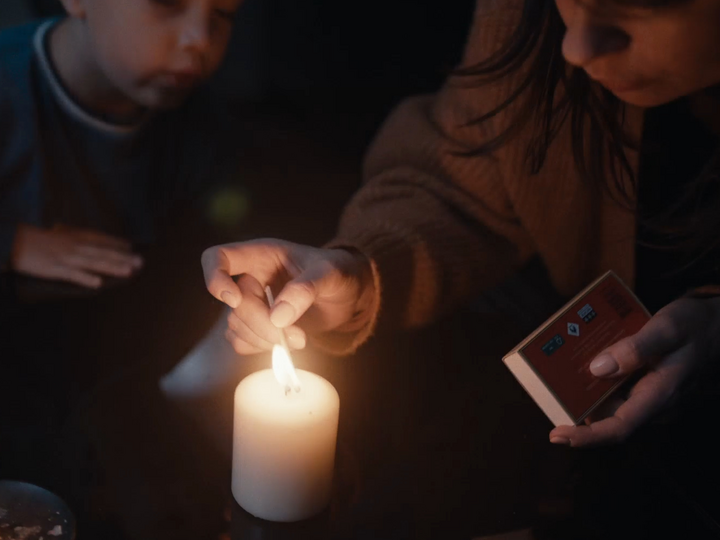 Black out Zeeland: vrouw steekt een kaars aan voor kind